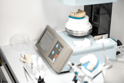 Como escolher um laboratório de prótese dentária parceiro para o seu consultório